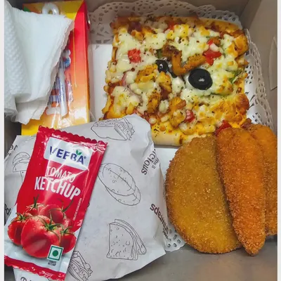 A look inside one of my non-vegetarian birthday snack boxes. This one contains a chicken burger, tandoori chicken pizza, and chicken cutlets.