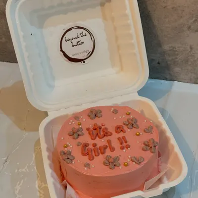 A sweet way to announce the best news. This is a custom "It's a Girl!" bento cake, perfect for baby showers or sharing with family.