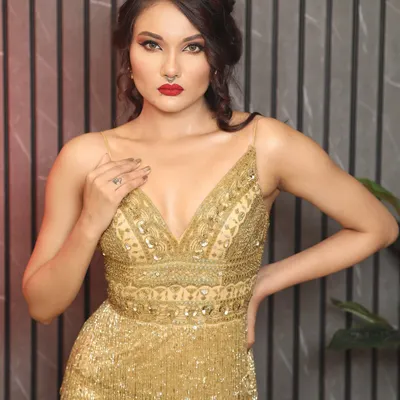 For this stunning cocktail look, we paired bold HD makeup with elegant metallic nails. The complete styling ensures every element, from the eyes to the fingertips, works together to create a cohesive and unforgettable impression.