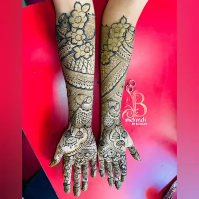 I love working with bold floral patterns. This design features large flowers on the arms, balanced with delicate jaali work and paisley elements on the hands.
