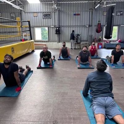 After a hard session, we cool down together. The cobra stretch is important for releasing tension in the lower back and abdominals. Recovery is as important as the training itself.