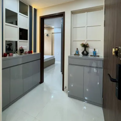 A sleek and functional entryway unit in high-gloss grey. This design provides closed storage for shoes and other essentials, keeping the entrance tidy. The top surface is perfect for placing keys and decorative items.