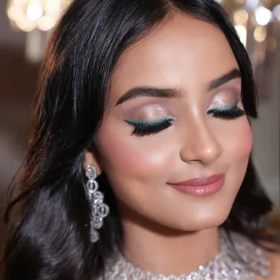 A detailed close-up of this emerald winged liner. I used a high-pigment formula to ensure the color stayed vibrant under studio lights, creating a look that is both artistic and commercially appealing for a modern jewelry campaign.