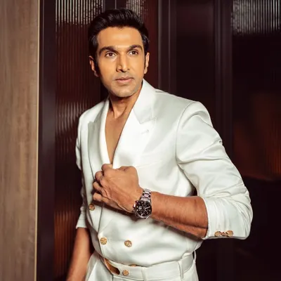We believe a suit should be an extension of your personality. Here, the talented Pratik Gandhi embodies modern sophistication in a bespoke white silk double-breasted suit we tailored for him, showcasing a masterclass in contemporary suiting. 👑