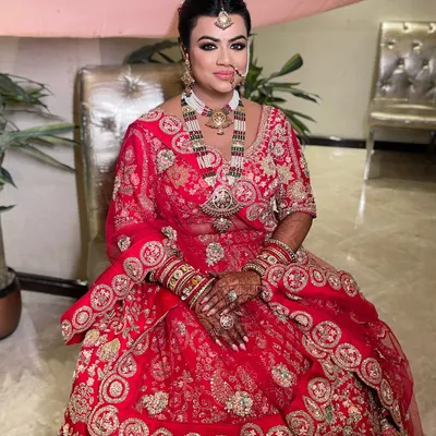A picture of bridal perfection. I gave this bride soft, shimmering eyes and a flawless base with nude lips, creating an effortlessly glamorous look for her big day.