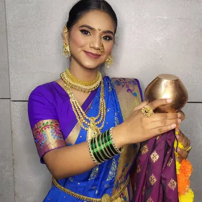 A stunning Gudi Padwa look. This photo showcases the complete ensemble, from the traditional nath and jewellery to the perfectly draped saree, all taught in our course.