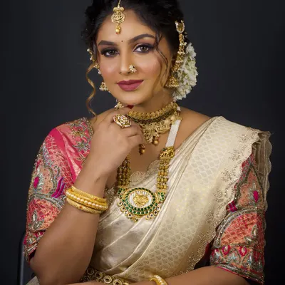 The epitome of South Indian bridal elegance. This look features a stunning combination of a choker and a long haram with a unique pendant, all part of my temple jewellery rental collection.