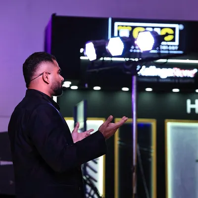 Addressing the audience at a corporate expo. I often start my shows by connecting with the crowd, setting the stage for an evening of interactive mentalism and illusion.