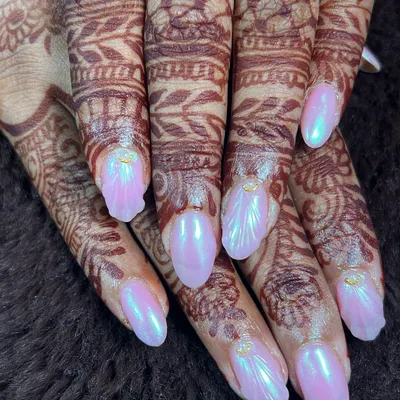 A beautiful iridescent pink chrome finish, perfect for the modern bride. This set catches the light beautifully and looks stunning against intricate henna designs.