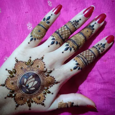 A perfect example of minimalist art, this design features a beautiful lotus mandala on the back of the hand with detailed, band-like patterns on the fingers.