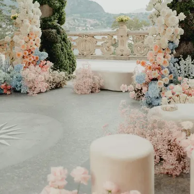 For this wedding at Villa del Balbianello in Lake Como, we let the stunning venue speak for itself. We tucked in pockets of dainty pastel and tangerine flowers between the furniture to add a visual treat without overpowering the natural beauty.