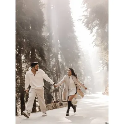 A joyful run through a sunlit, snowy path in Gulmarg, Kashmir. This pre-wedding shoot was about capturing the couple's adventurous spirit against a breathtaking natural backdrop.