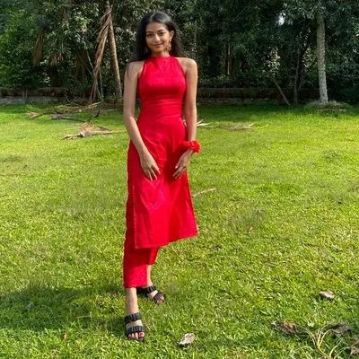 A sleek and modern take on Indian wear. This custom co-ord set is made from pure red silk and features a sleeveless halter-neck kurta paired with matching cigarette pants.