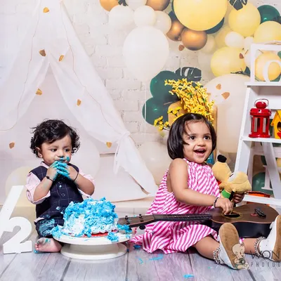 A half-birthday is a perfect excuse for a celebration. This fun cake smash session for siblings was full of laughter, with a simple and sweet setup to mark the six-month milestone.