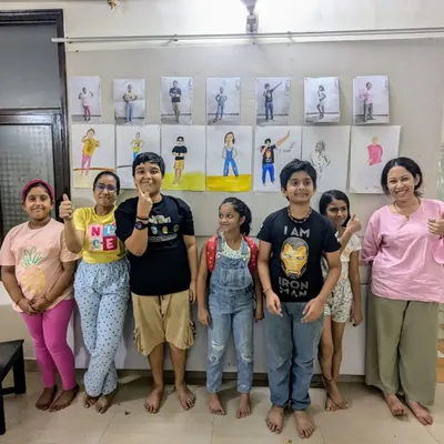 A great finish to our weekend figure drawing class. The students are standing proudly in front of their completed artworks, showing the variety of poses and styles they explored.