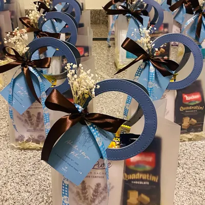 A row of beautifully assembled newborn announcement favors. The combination of blue, brown, and white creates a gentle and elegant look, perfect for celebrating a new arrival.