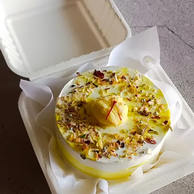 My Rasmalai bento cake, ready to be packed up. Topped with pistachios, almonds, and a hint of saffron, it’s a little box of Indian fusion dessert heaven.