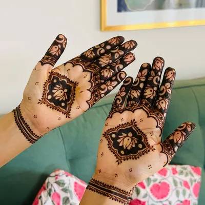 A bold design using negative space to make the central floral motif pop. This is a modern take on guest mehendi that is both minimal and intricate.