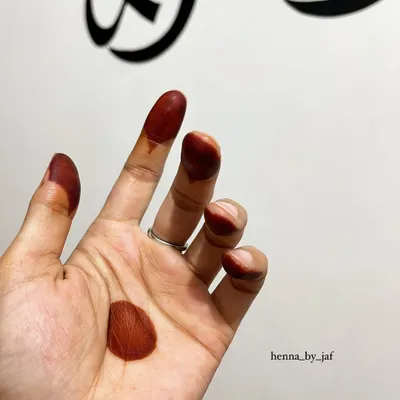 The beautiful, simple stain of henna on the fingertips and a circle on the palm, a very traditional and classic look.