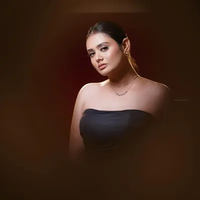 A minimalist and refined portrait. I used a foreground blur and soft lighting to create a sense of depth and focus entirely on the model's serene expression.