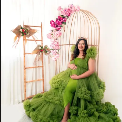 A true queen moment. This magnificent green tulle gown and floral birdcage setup create a portrait that is nothing short of magical.