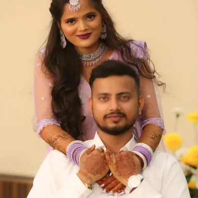 Here is a beautiful client ready for her Sangeet ceremony. I created this set of long, almond-shaped extensions with a lovely lavender gel polish to perfectly match her lehenga. It’s all about creating a complete, cohesive look for your big day.