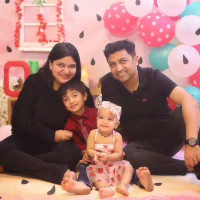 You are One in a Melon! 🍉 A perfect family photo from a first birthday cake smash session. The whole family is barefoot and happy, celebrating their little girl's big day.