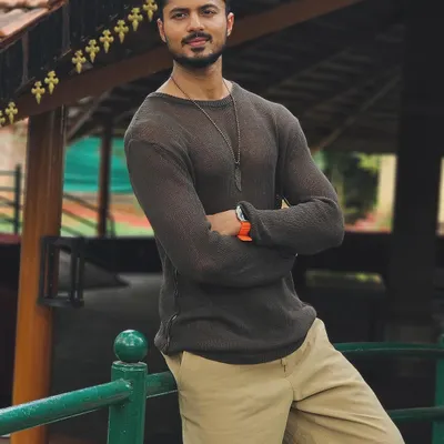 A relaxed moment outdoors in a simple, comfortable outfit. My casual style is about being effortless and confident.