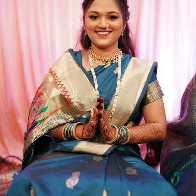 A simple and elegant look for a Sakharpuda ceremony. The focus is on clean skin, a soft hairstyle, and traditional jewellery, creating a look that is both modern and timeless.