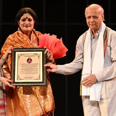 Receiving the UPASANA SAMMAN from senior Odissi dancer Geeta Mahalik, alongside retired Supreme Court Judge Shri Arijit Pasayat. It is an honor to be recognized by my peers.