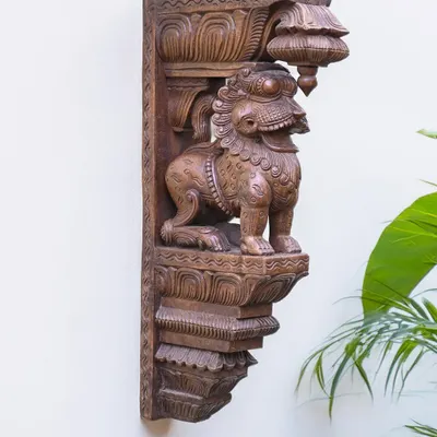 A classic Yaali bracket with a smooth, polished finish that highlights the natural beauty of the wood. This timeless look is versatile and fits well in any decor style, from traditional to contemporary.