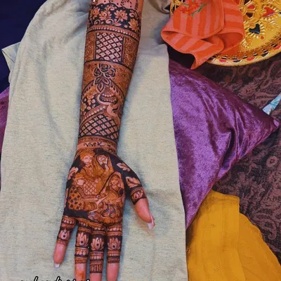 A close up of a Kanyadaan ceremony portrait on the palm. This is a very emotional and special element to include in a bride's mehandi, celebrating the bond with her parents.