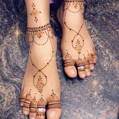 A simple and elegant foot mehendi for Diwali. The design mimics a beautiful piece of jewelry, with delicate chains and motifs.