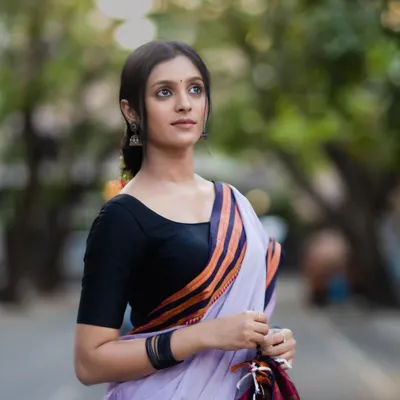 The quiet elegance of an Ilkal saree. This professional shot captures the beautiful drape of the lavender cotton body against the rich, woven 'Tope Tenni' pallu.