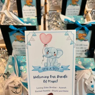 Announce your joy with this "It's a Boy" hamper. This image shows the personalized announcement card, which welcomes the new bundle of magic and names the excited parents and sibling.
