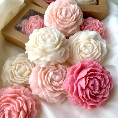 My beautiful peony candles are perfect for any occasion. They are so detailed and look stunning as return favors for weddings, or even for festive gifting.