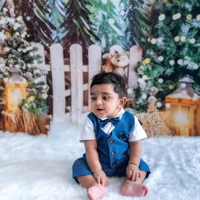 A winter wonderland in our Bengaluru studio. This little boy looks so handsome in his suit against our festive Christmas-themed backdrop.