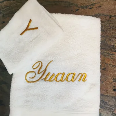 A simple and elegant set I made for 'Yuaan'. This includes a personalized bath towel and a matching hand towel with his initial. The classic white and gold combination is always a beautiful choice.