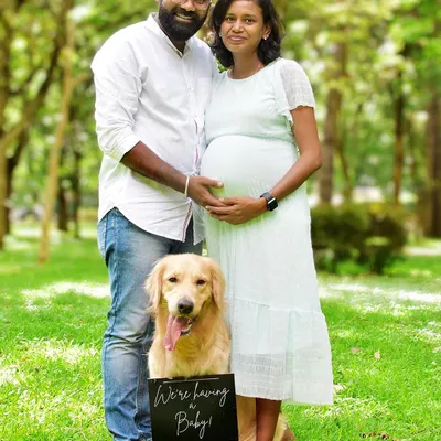 This sweet golden retriever helped his parents make the big announcement during our sunny outdoor session. A simple, elegant sign is a classic way to share your joy and include your four-legged family member in the celebration.