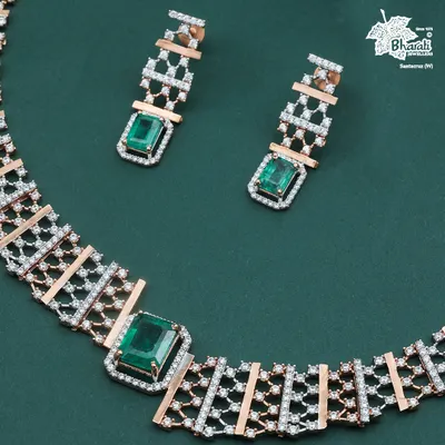 The Emerald Zarnaya set, where deep green emeralds are framed by a lattice of brilliant diamonds and 18ct rose gold. This is a modern interpretation of regal charm, designed for festive occasions.