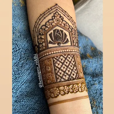 I love creating elegant armband or cuff designs. This piece features a beautiful lotus blooming above a detailed pattern band, offering a modern and stylish alternative to full-hand henna.