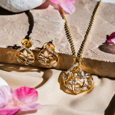 The Aranya collection was created to answer one question: How should jewellery feel when you wear it every day? This mother-of-pearl and diamond set is light enough to live in and thoughtful enough to last. This is everyday luxury, refined.