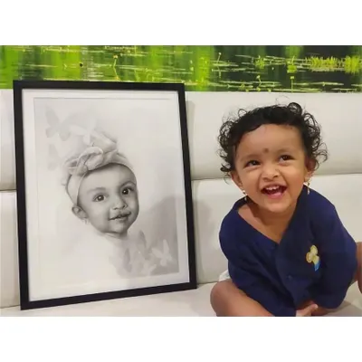The best reward is a happy client. Here is the sweet baby girl with her finished A3 portrait, a special gift for her first birthday.
