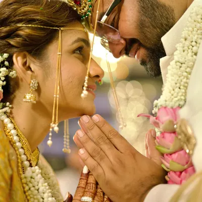 The beauty of tradition lies in its quiet moments. This close-up from a Marathi wedding captures the gentle intimacy and deep respect between the couple during a sacred ritual. We believe these are the frames that hold the most emotion and become timeless memories.