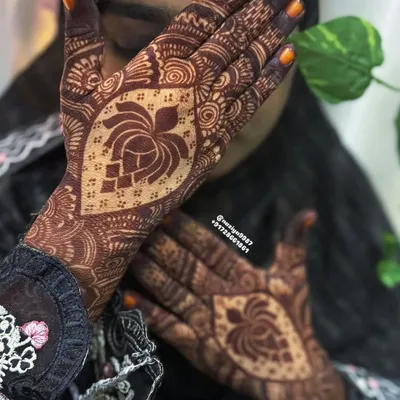 A beautiful lotus design, where the flower is the main focus on the back of the hand. The surrounding patterns are kept delicate to make the lotus pop.