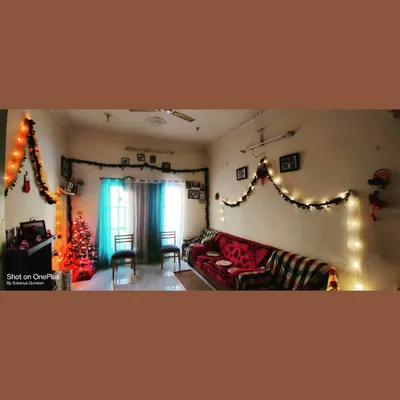 We help make your home feel warm and festive for the holidays. This simple and elegant Christmas home decoration includes garlands, fairy lights, and a brightly lit tree.