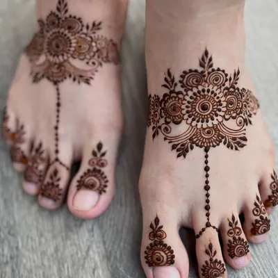 Simple yet so elegant. This delicate foot mehendi is perfect for a bride who wants a minimalist touch. It acts like a beautiful piece of jewellery.