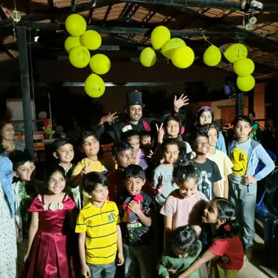 A fantastic group photo with all the smiling kids after a fun-filled show. My magic is designed to be family-friendly, ensuring everyone from the youngest child to the CEO has a great time.