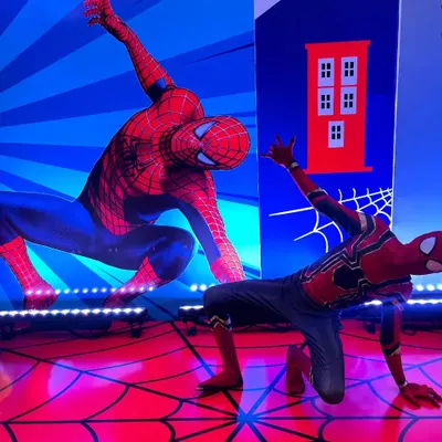 Double trouble! Our live Spiderman performer strikes a classic pose, perfectly mirroring the backdrop. This setup is amazing for photos at a superhero-themed birthday party.
