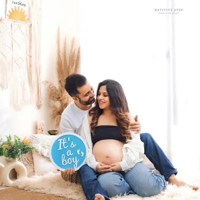 A sweet and casual gender reveal in our Boho-chic studio setup. The natural light, neutral tones, and cozy textures create a warm and inviting atmosphere.